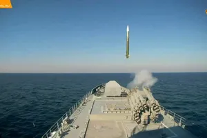 Khinh hạm Nga bắn tên lửa tiêu diệt máy bay không người lái của Ukraine.
