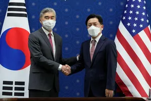 Đặc phái viên về hòa bình và an ninh trên bán đảo Triều Tiên của Hàn Quốc, ông Noh Kyu-duk (phải) bắt tay Đặc phái viên Mỹ về Triều Tiên Sung Kim (trái) tại Seoul.