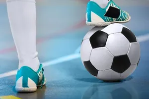 Nạn nhân là một cậu bé 13 tuổi đang chơi đá bóng cùng nhóm bạn trong một hội trường đa năng ở Singapore.