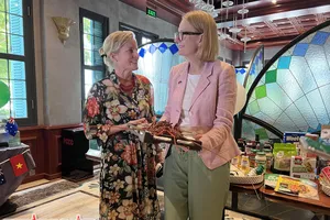 Tổng Lãnh sự Úc tại TP Hồ Chí Minh Sarah Hooper (phải) cùng Ủy viên Thương mại và Đầu tư cấp cao Rebecca Ball (trái).