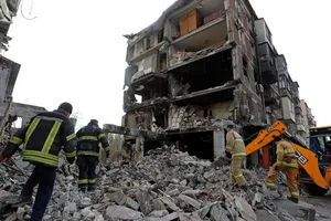 Lực lượng cứu hộ có mặt tại một tòa nhà dân cư bị hư hại sau các cuộc không kích của Nga ở TP Mariupol, Ukraine ngày 19-4.