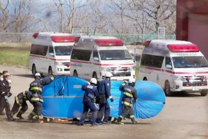 Các nhân viên cứu hộ và cảnh sát đưa thi thể của những nạn nhân trong vụ chìm tàu từ trực thăng xuống vào ngày 24-4.