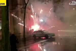 Biểu tình nổ ra tại TP Paris và Lyon để phản đối việc Tổng thống Emmanuel Macron giành chiến thắng trong cuộc bầu cử hôm 24-4.