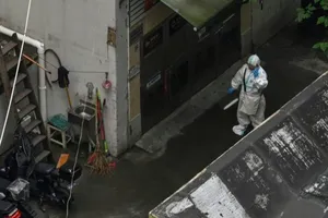 Nhân viên y tế mặc đồ bảo hộ trong khu vực phong tỏa ở TP Thượng Hải, Trung Quốc.