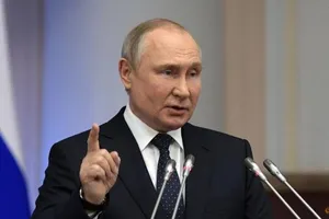 Tổng thống Nga Vladimir Putin có bài phát biểu trong cuộc họp với Quốc hội ở St. Petersburg, ngày 27-4. 