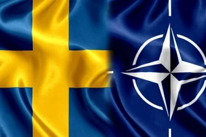 Quốc kỳ Thụy Điển (trái) và cờ NATO (phải).