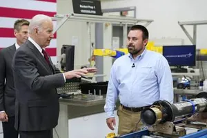 Tổng thống Mỹ Joe Biden trong chuyến thị sát cơ sở sản xuất tên lửa Javelin ở bang Alabama, ngày 3-5.