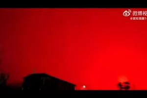 Bầu trời TP Chu Sơn, thuộc tỉnh Chiết Giang, Trung Quốc, chợt chuyển sang một màu đỏ rực như máu.