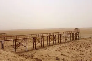 Khu vực từng là hồ Sawa ở Iraq giờ chỉ còn là một bãi đất trống khô càn do hạn hán vì biến đổi khí hậu vào ngày 1-5.