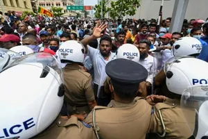 Lực lượng cảnh sát tìm cách kiểm soát dòng người biểu tình tại Colombo, Sri Lanka, vào ngày 9-5.