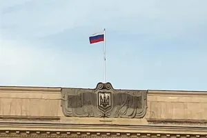 Quốc kỳ Nga được treo trên đỉnh một tòa nhà ở Kherson, Ukraine vào tháng 4.