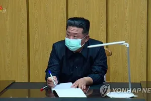 Nhà lãnh đạo Triều Tiên Kim Jong-un đeo khẩu trang trong cuộc họp với Bộ chỉ huy Phòng chống Dịch khẩn cấp ở Bình Nhưỡng vào ngày 12-5.