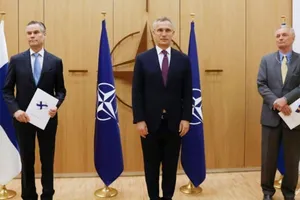 Từ trái sang phải: Đại sứ Phần Lan tại NATO Klaus Korhonen, Tổng thư ký NATO Jens Stoltenberg và Đại sứ Thụy Điển tại NATO Axel Wernhoff tại Brussels, Bỉ, hôm 18-5.