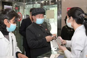 Ông Pak Jong-chon, Ủy viên Ủy ban Thường vụ Bộ Chính trị Ban Chấp hành Trung ương Đảng Lao động Triều Tiên, kiểm tra một hiệu thuốc ở Bình Nhưỡng.