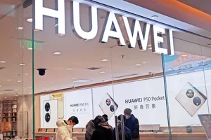 Khách hàng mua điện thoại di động tại một cửa hàng Huawei ở Thượng Hải, Trung Quốc, ngày 1-1.