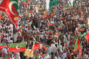 Những người ủng hộ cựu Thủ tướng Imran Khan xuống đường biểu tình kêu gọi chính phủ hiện tại từ chức.