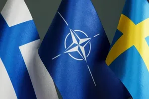 Quốc kỳ Phần Lan và Thụy Điển cùng cờ NATO.