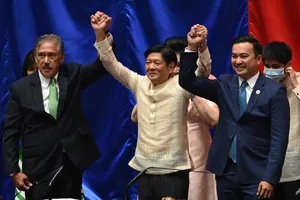 Tổng thống đắc cử Philippines Ferdinand Marcos Jr. cùng Chủ tịch Thượng viện Vicente Sotto (trái) và Chủ tịch Hạ viện Allan Velasco (phải).