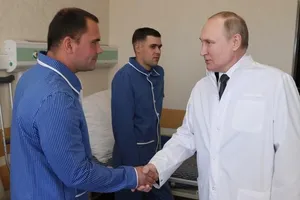 Tổng thống Nga Vladimir Putin đến thăm một số binh sĩ bị thương trong cuộc xung đột ở Ukraine vào ngày 25-5.