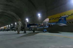 Thiếu tướng Mohammad Bagheri, Tổng tham mưu trưởng lực lượng vũ trang Iran, và Thiếu tướng Abdolrahim Mousavi, tư lệnh lục quân, đang thị sát căn cứ UAV dưới lòng đất.