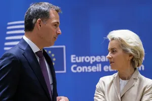 Thủ tướng Bỉ Alexander De Croo và Chủ tịch Ủy ban Châu Âu Ursula von der Leyen tại buổi hội nghị thượng đỉnh EU vào ngày 31-5 tại Brussels, Bỉ.