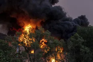 Khói đen bốc lên ngùn ngụt từ nhà máy hóa chất Nox-Crete ở TP Omaha thuộc bang Nebraska, Mỹ.