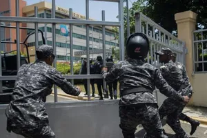 Cảnh sát đứng canh trước cổng Bộ Môi trường Cộng hòa Dominica sau khi Bộ trưởng Orlando Jorge Mera bị bắn chết vào ngày 6-6. 