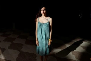 Cô Natalia (24 tuổi), từng hành nghề mại dâm và hiện đang làm việc cho Hiệp hội mại dâm Tây Ban Nha (OTRAS), tạo dáng chụp ảnh sau cuộc phỏng vấn với Reuters ở Madrid, ngày 7-6.