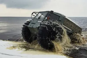 Xe địa hình Sherp (do Nga sản xuất) trong một màn trình diễn bên bờ hồ Ladoga, tỉnh Leningrad, ngày 15-2-2016.