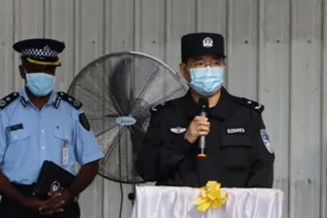 Ủy viên cảnh sát Trung Quốc Trương Quảng Bảo phát biểu tại trụ sở Lực lượng Cảnh sát quần đảo Solomon ở Rove, Quần đảo Solomon.