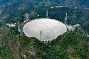 Kính viễn vọng vô tuyến hình cầu khẩu độ 500 mét (FAST) được đặt ở tây nam Trung Quốc.