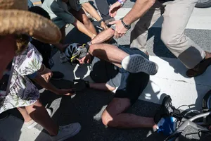 Tổng thống Mỹ Joe Biden ngã khỏi xe đạp khi đứng lại chào những người ủng hộ mình.