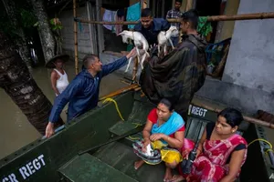 Lực lượng quân đội Ấn Độ sơ tán dân làng bằng một chiếc thuyền ở làng Jalimura, phía tây TP Gauhati, ngày 18-6.