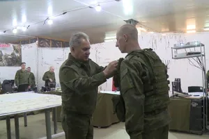 Bộ trưởng Quốc phòng Nga - ông Sergey Shoigu đến thăm các binh sĩ Nga đang tham gia chiến dịch quân sự ở Ukraine.