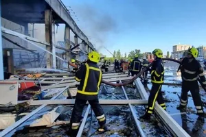 Lực lượng cứu hộ dập tắt đám cháy bùng phát tại trung tâm mua sắm bị Nga không kích ở TP Kremenchuk, vùng Poltava, Ukraine, ngày 27-6.