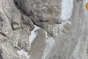 Địa điểm tảng sông băng sụp đổ trên núi Marmolada của Ý.