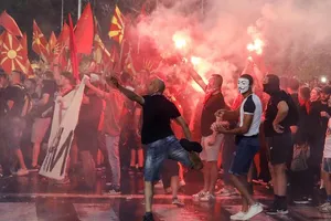 Hàng chục nghìn người tập trung biểu tình bên ngoài các văn phòng chính phủ ở thủ đô Skopje, North Macedonia.