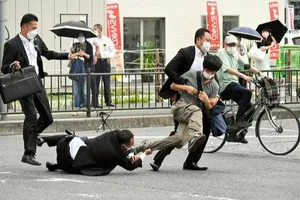 Lực lượng cảnh sát tìm cách bắt giữ Tetsuya Yamagami - nghi phạm bắn cựu Thủ tướng Nhật Shinzo Abe.