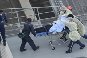 Cựu Thủ tướng Nhật Shinzo Abe được đưa lên cáng để chuyển đến Bệnh viện Đại học Y Nara ở TP Kashihara, tỉnh Nara vào ngày 8-7.