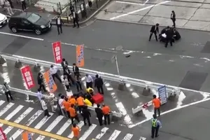 Khung cảnh hỗn loạn tại nơi ông Shinzo Abe nghi bị nhắm bắn.