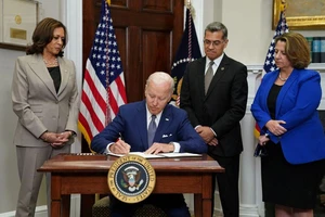 Tổng thống Mỹ Joe Biden ký sắc lệnh hành pháp bảo vệ quyền phá thai của phụ nữ.