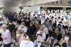 Cử tri Nhật lắng nghe một ứng viên phát biểu ở TP Kobe, ngày 5-7.