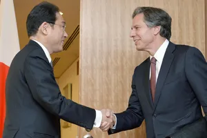 Ngoại trưởng Mỹ Antony Blinken (phải) trong lần gặp Thủ tướng Nhật Fumio Kishida (trái) vào năm 2016.