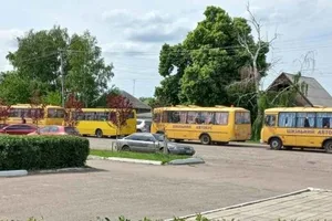 Đoàn xe chở người dân tỉnh Donetsk sơ tán đến nơi an toàn.