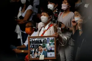 Người dân Tokyo đứng bên đường chờ xe chở linh cữu cố Thủ tướng Shinzo Abe đi qua để tiễn biệt ông, chiều 12-7.