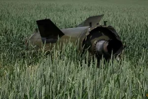 Dấu tích của một tên lửa đạn đạo Tochka-U của Nga trên một cánh đồng lúa mì gần thị trấn Soledar, tỉnh Donetsk, Ukraine, vào ngày 8-6.