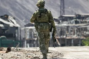 Một binh sĩ Nga đi tuần tra ở nước cộng hòa tự xưng Donetsk.