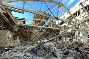 Đống đổ nát của một tòa nhà dân cư sau cuộc tấn công tên lửa của Nga ở tỉnh Donetsk.