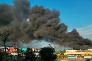 Khói bốc lên phía trên các tòa nhà sau cuộc không kích của Nga ở tỉnh Odessa, Ukraine, ngày 16-7.