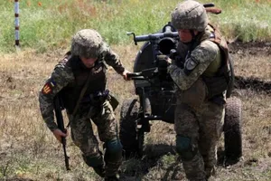 Quân đội Ukraine đang kiểm tra một khẩu pháo.